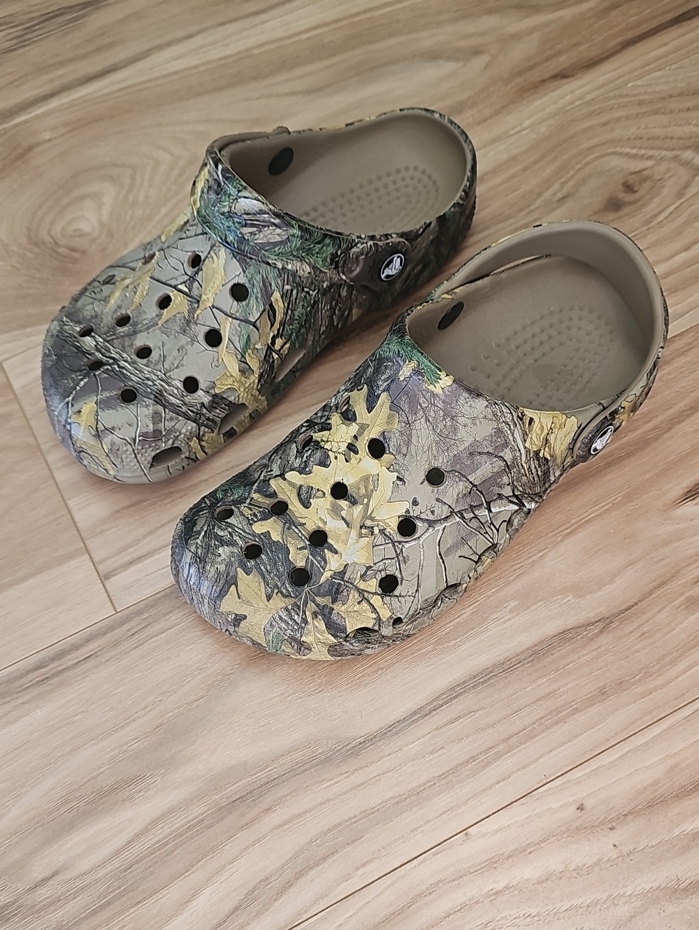 CROCS Womens Camouflage Clog in Green and Tan. (W-7 M-5)